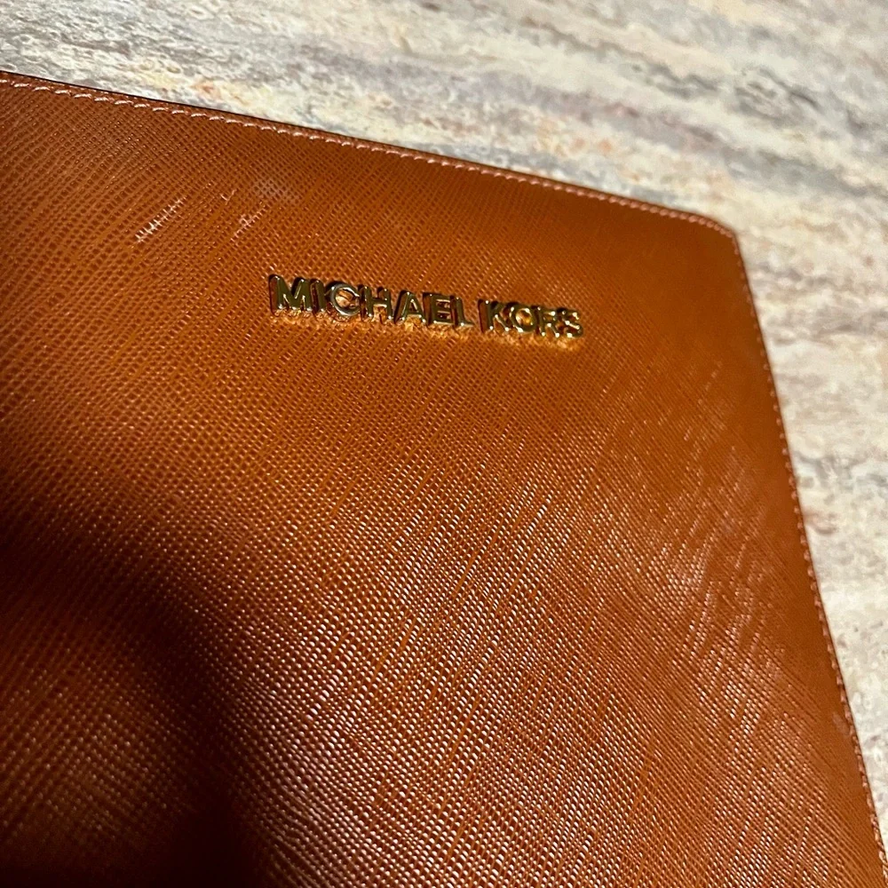 Michael Kors brown table sleeve